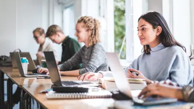 图片显示学生在使用 ETAS ASCET