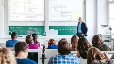 图片显示一名教师在学生面前展示 ETAS ASCET