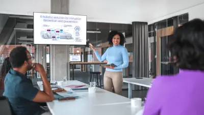 女性セキュリティトレーナーが車両セキュリティオペレーションセンターについて説明している