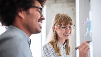 ETASの包括性とチームワークを象徴するハイテーブルを囲み、多様なプロフェッショナルが協力的なディスカッションを行った。